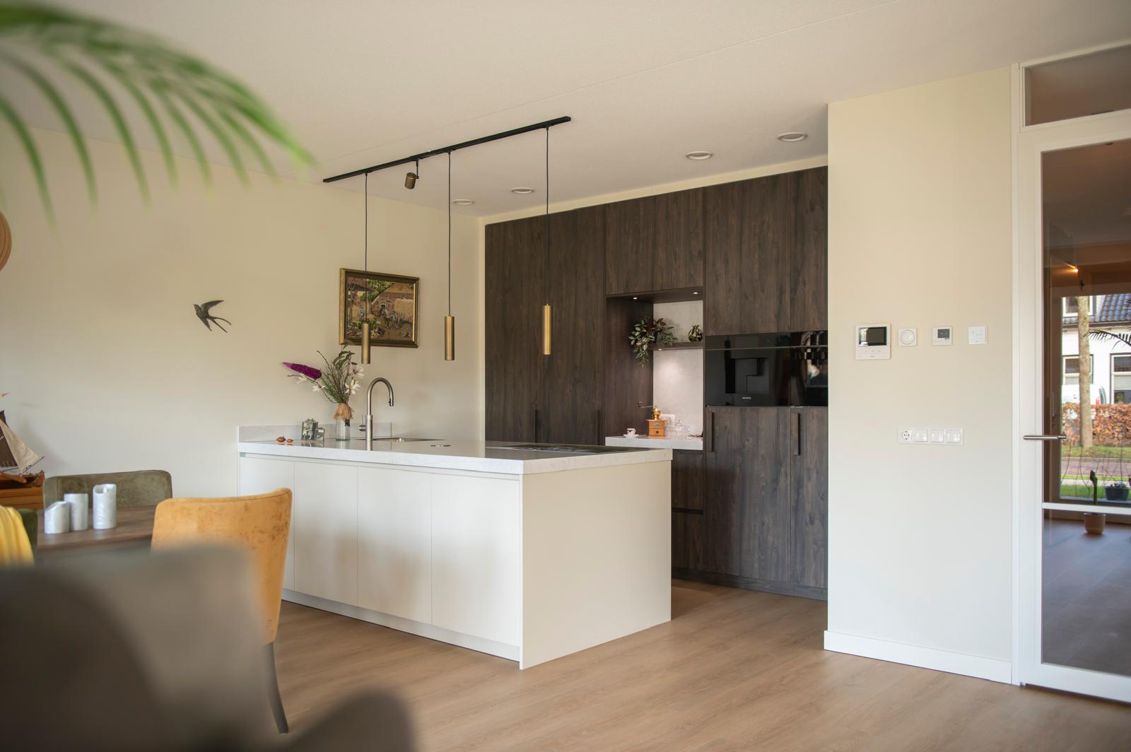 Nieuwbouwwoning met strak afgewerkte keuken, wanden en plafond