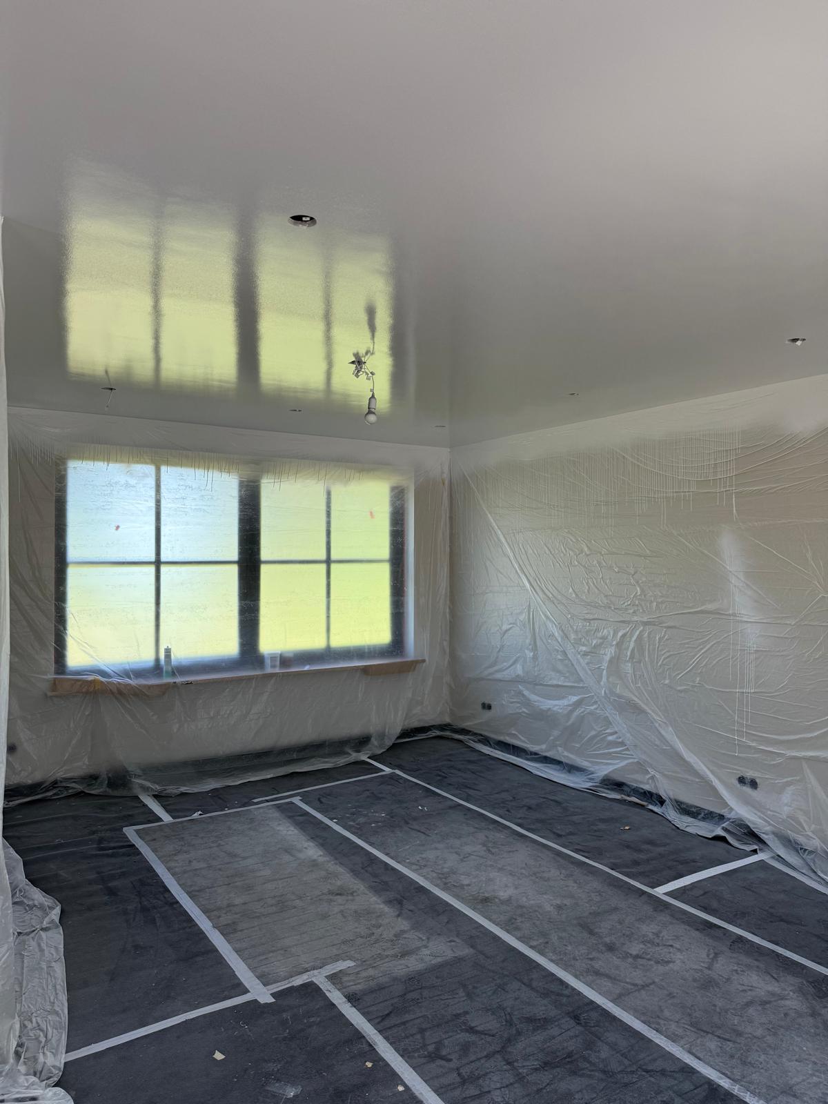 Plafond na latex spuiten in een afgeplakte woning